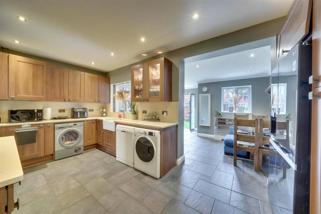 House in Enfield, Enfield Highway Shopping Centre, Ponders End - View 3