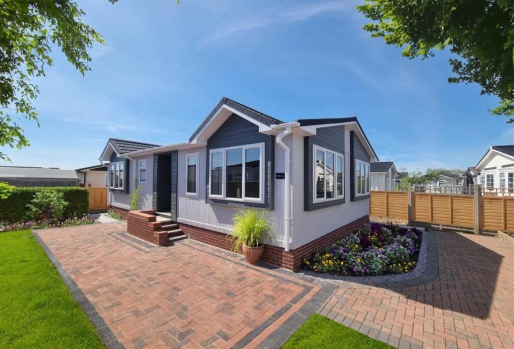 2-bed caravan on The Beeches, Pine View Park, Maulden, £290,000