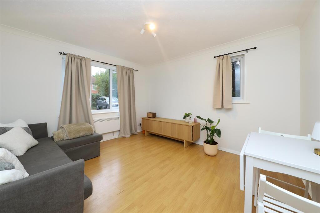 Apartment in London, Pinner - View 3