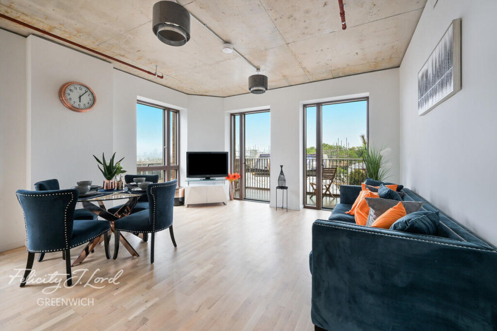 2-bed flat on Chalkstone Lane, London, £120,000