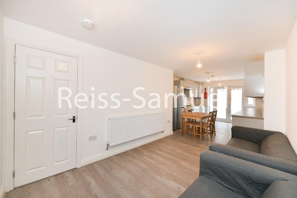 5 bedroom terraced house for rent