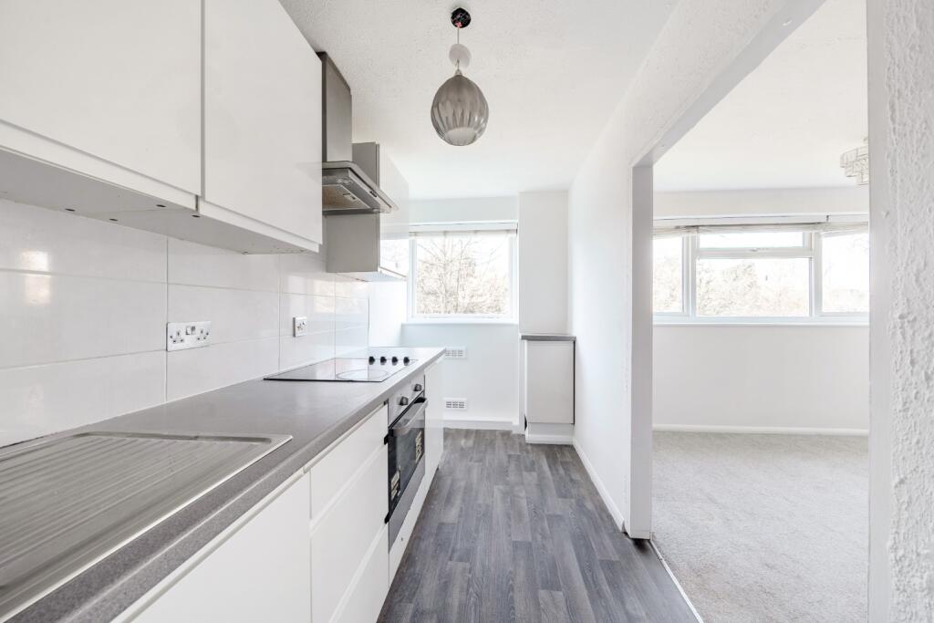 Lynwood Close, South Woodford, London, E18 photo 3