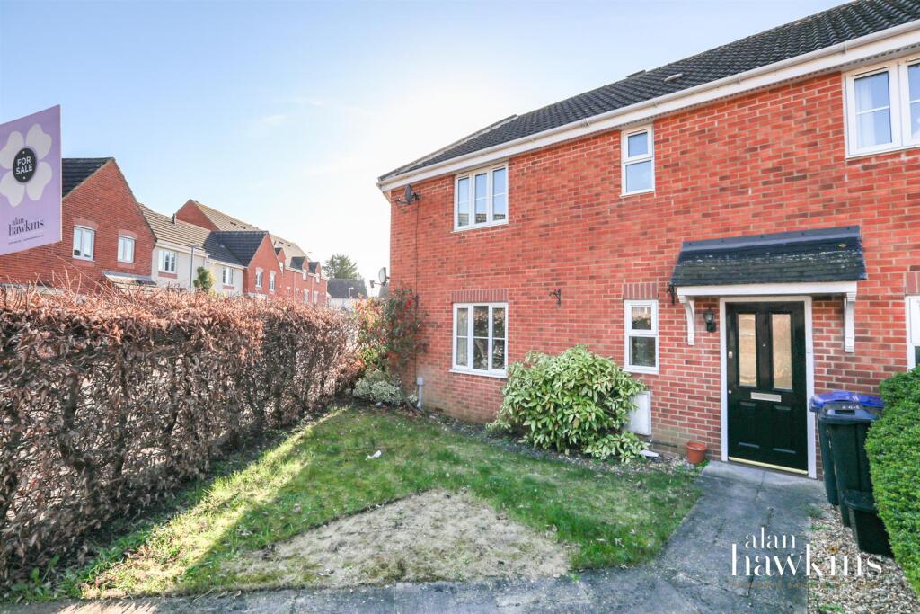 3-bed terraced on Sprats Barn Crescent, Royal Wootton Bassett SN4, £274,995