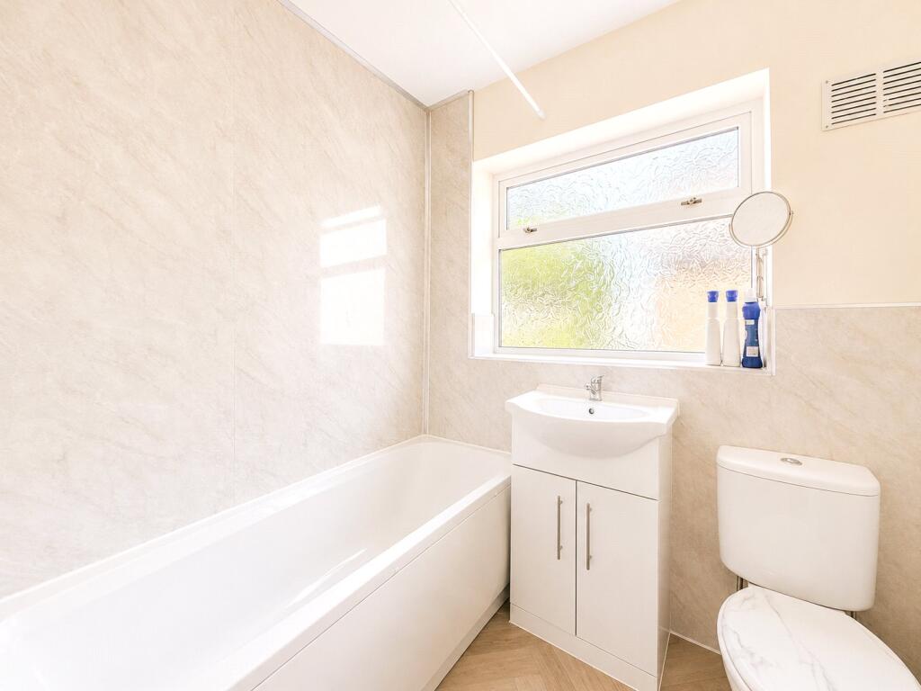 House in Wakefield, Crigglestone - More