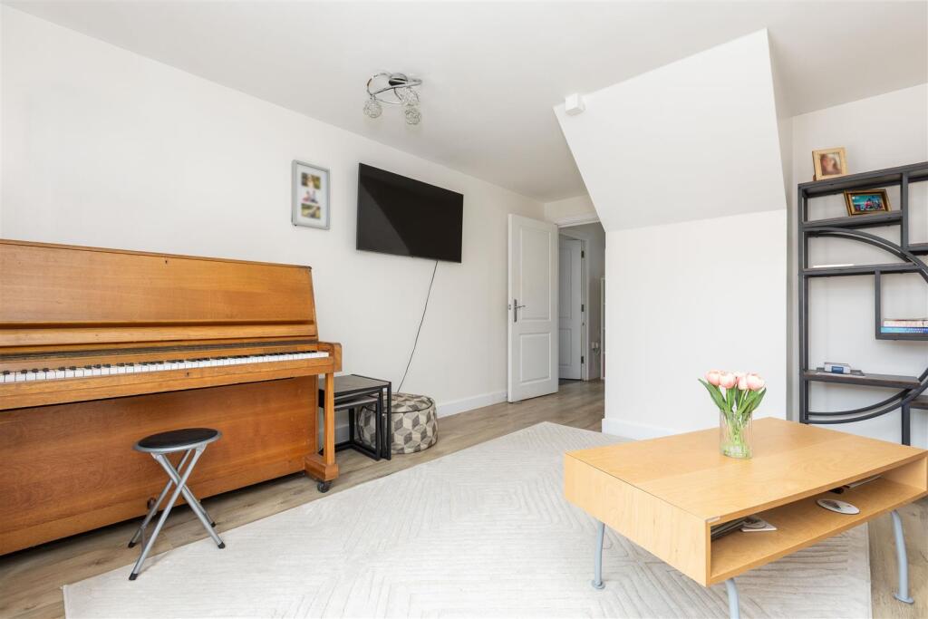 Gladstone Drive, Fairfield SG5 4FQ - More