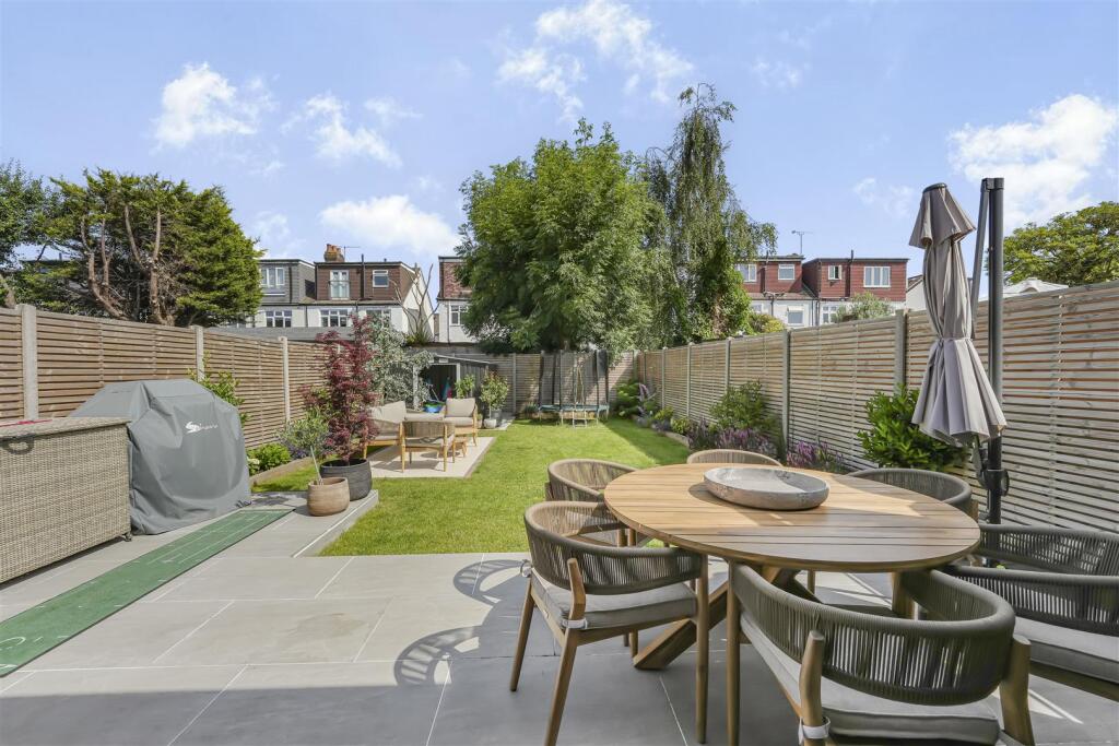 Meadow Close, Raynes Park photo 3