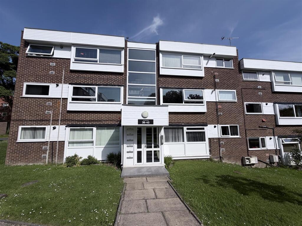 Main image of property: The Moorlands, Leeds, LS17