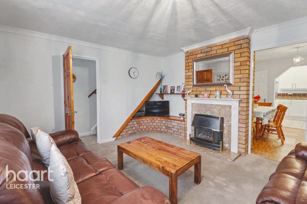 3-bed semi-detached on Campion Walk, Leicester, £260,000