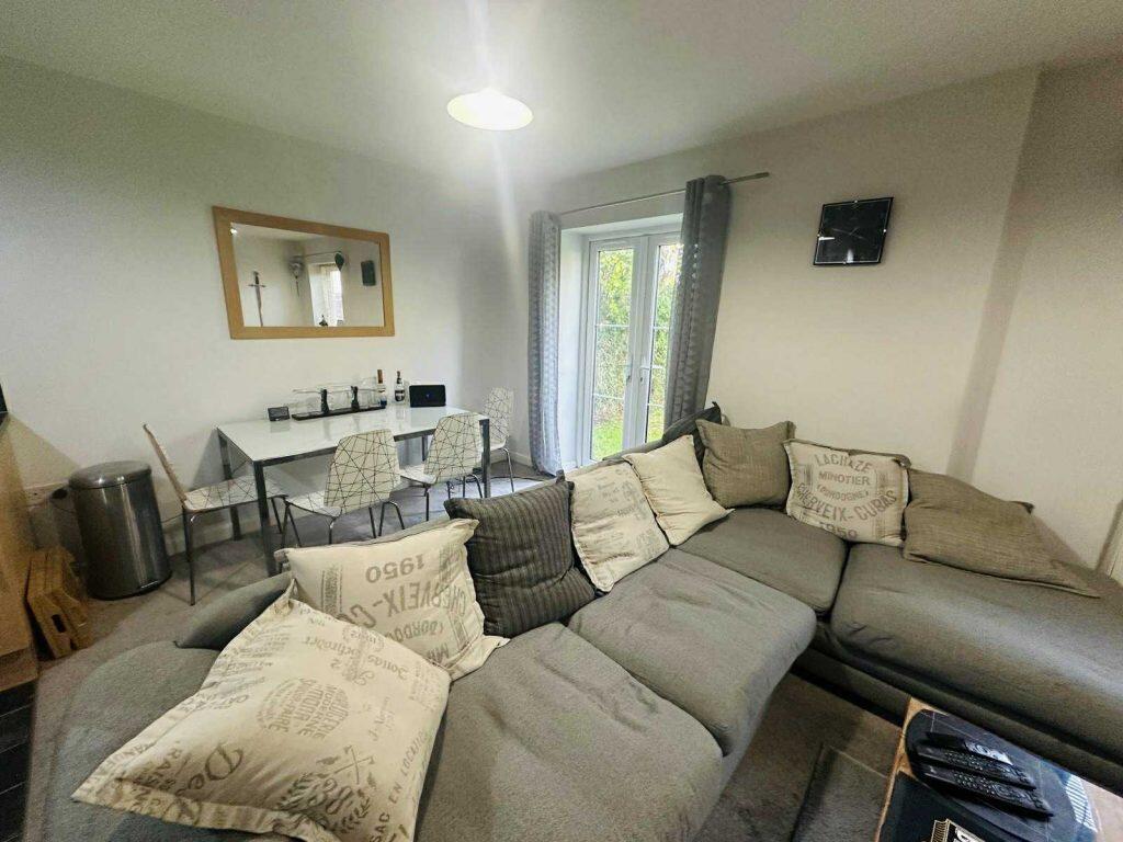 London Road, Thatcham photo 2