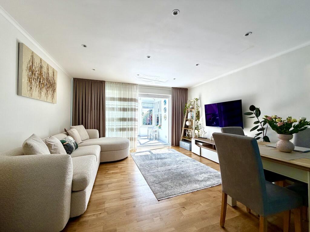 House in London, Royal Borough of Kingston upon Thames - View 2