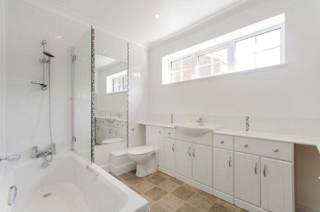 House in London, Royal Borough of Kingston upon Thames - More