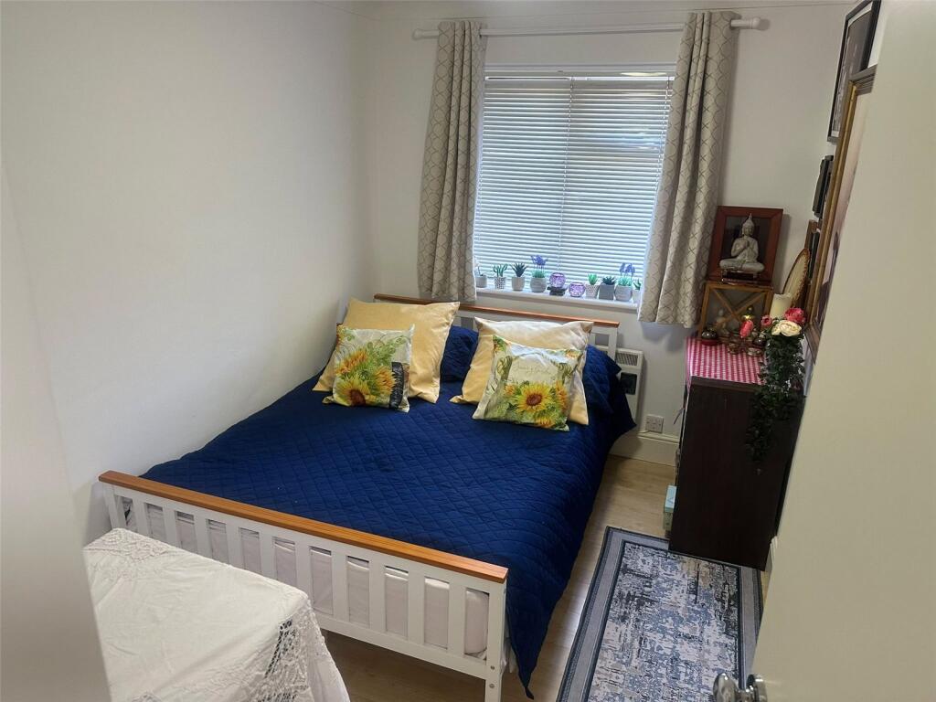 Apartment in Slough - View 5