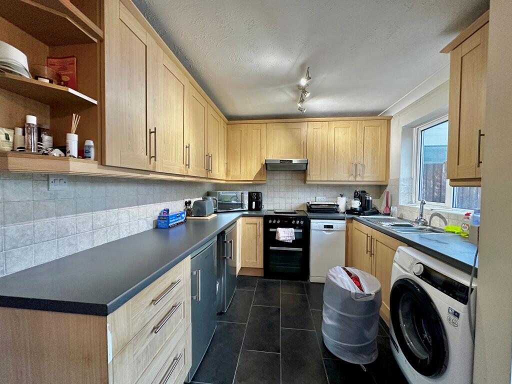 Hyde Close, Newport Pagnell, MK16 photo 4