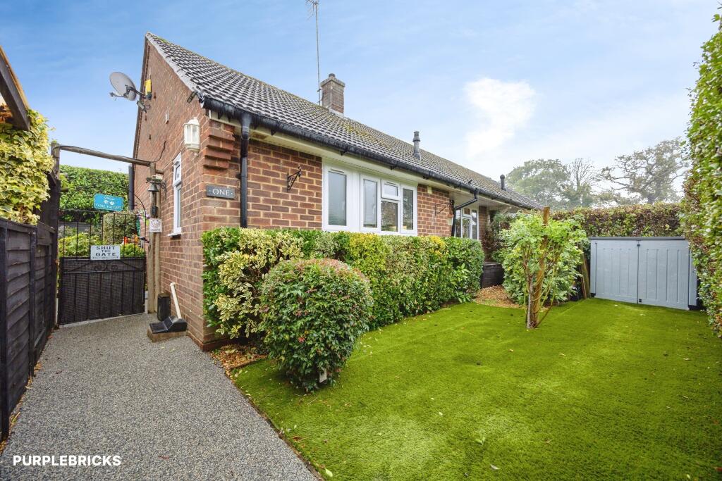 1-bed semi-detached on Moss Close, Liss, GU33, £325,000