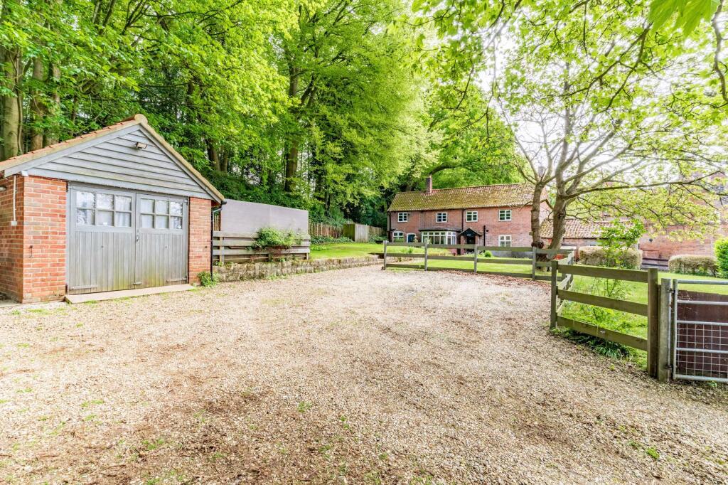 3-bed detached on White Lion Road, Coltishall, £475,000