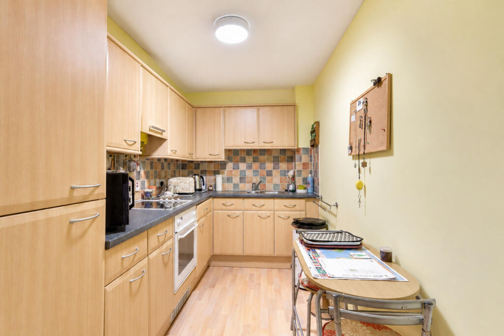 Apartment in Castle Point, Essex - View 4