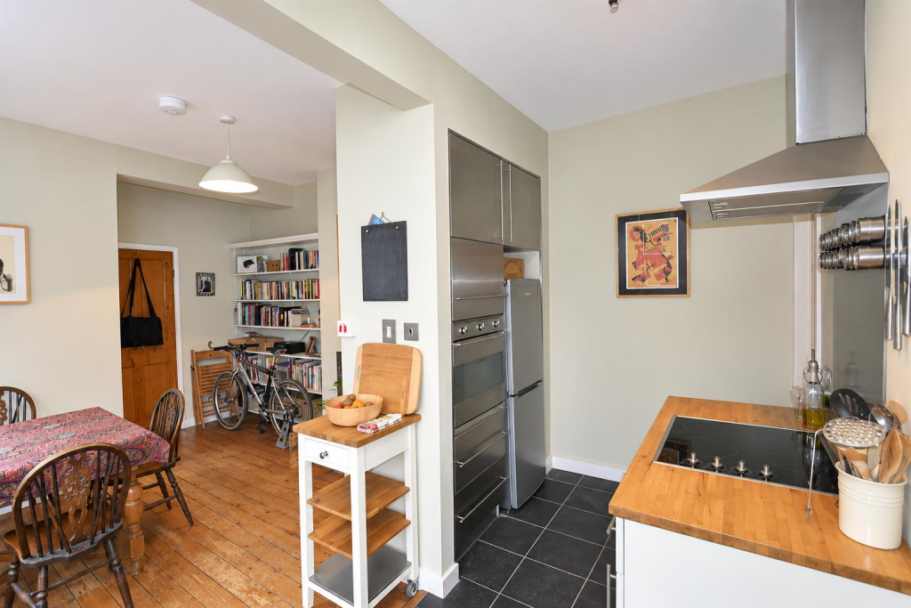 Apartment in London, Mortlake - More