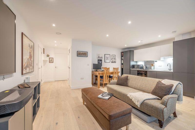 15 Bath Road, Slough photo 3