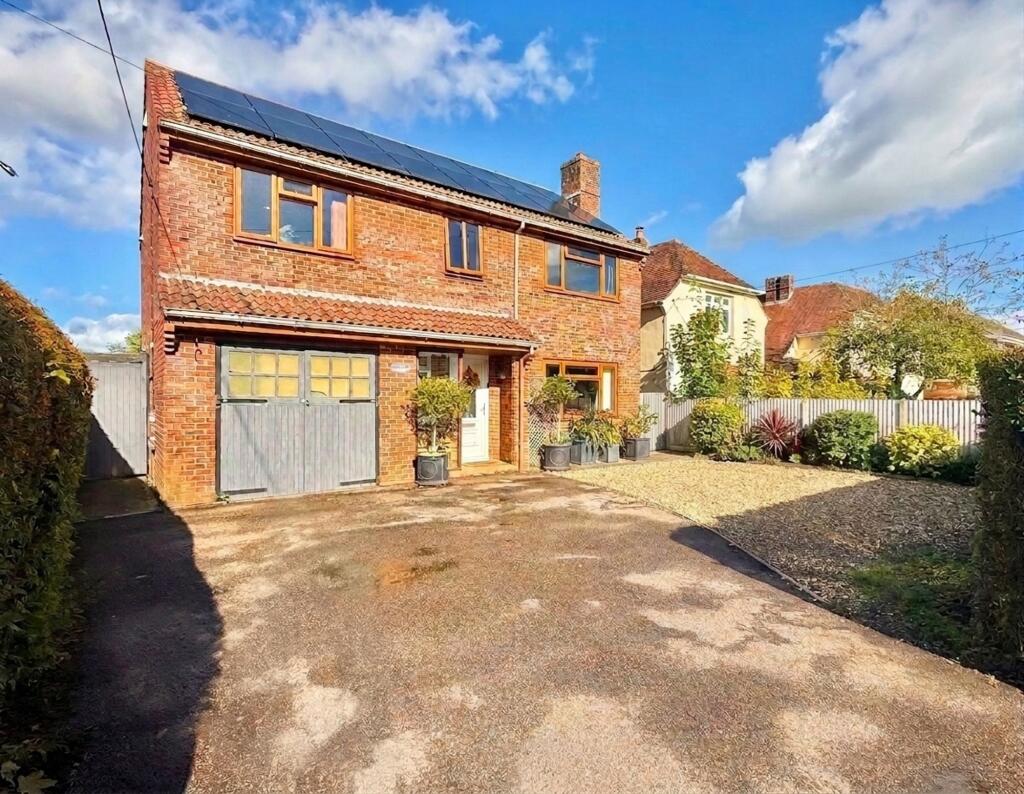 3-bed detached on Larch Avenue, Holbury, SO45, £499,950