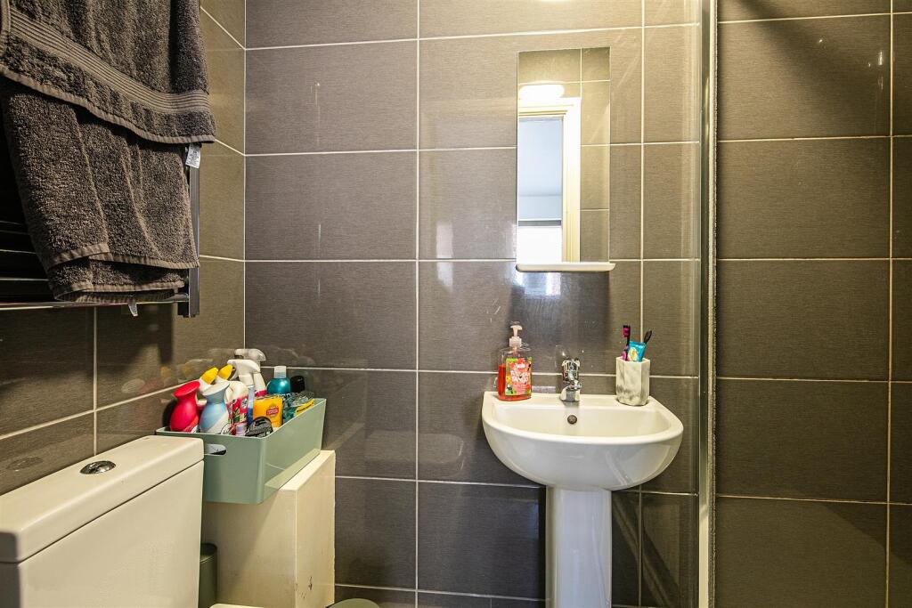 Apartment in Sheffield, South Yorkshire - View 4
