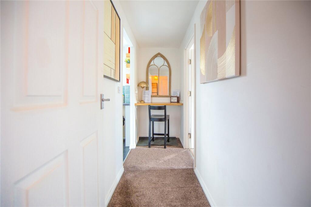 Apartment in Bristol, Northville - More