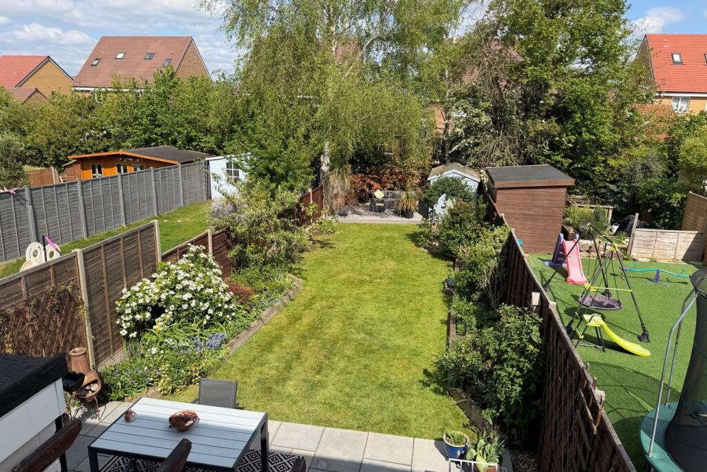 Silver Birch Avenue, Stotfold, Hitchin, SG5 photo 2