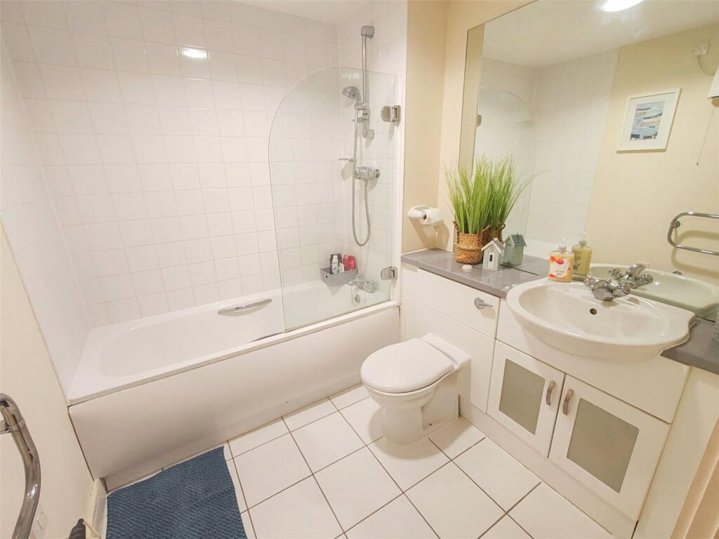 Apartment in Chatham, Luton - View 5