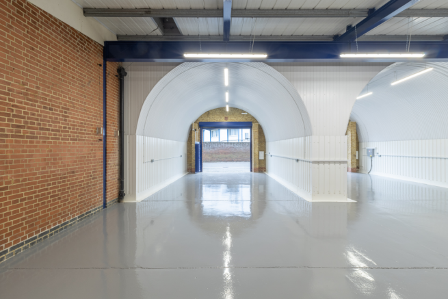 An empty arch with white lining