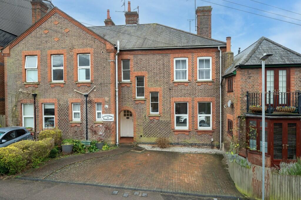 2-bed flat on Alexandra Road, Hemel Hempstead, Hertfordshire, HP2 5BS, £250,000
