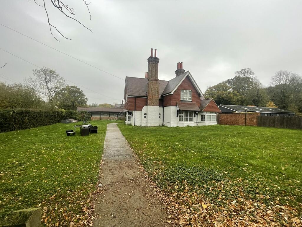 Bridgeham Grange, RH6 8RD