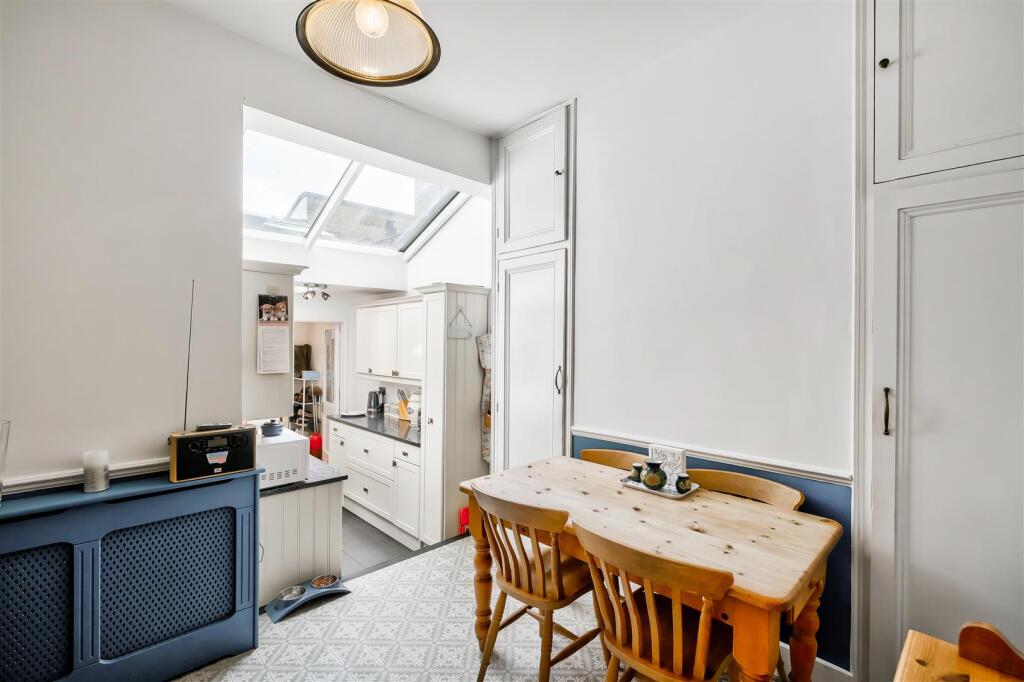 House in London, Aldersbrook, Redbridge - View 4