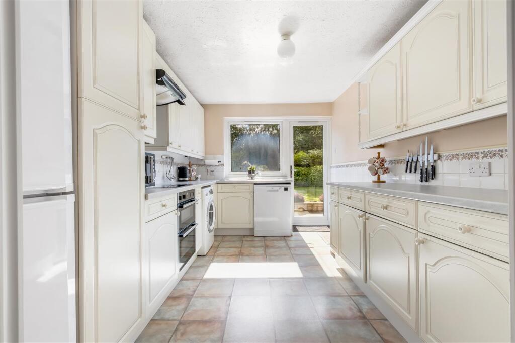 Chester Close, Potters Bar photo 3