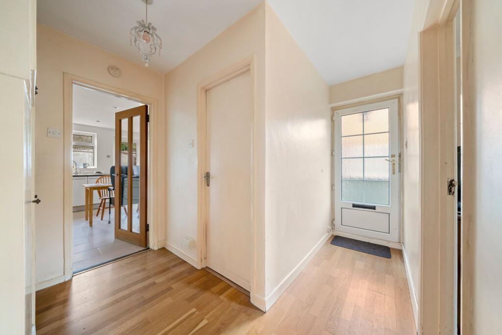 Linden Close, Thames Ditton, KT7 photo 4