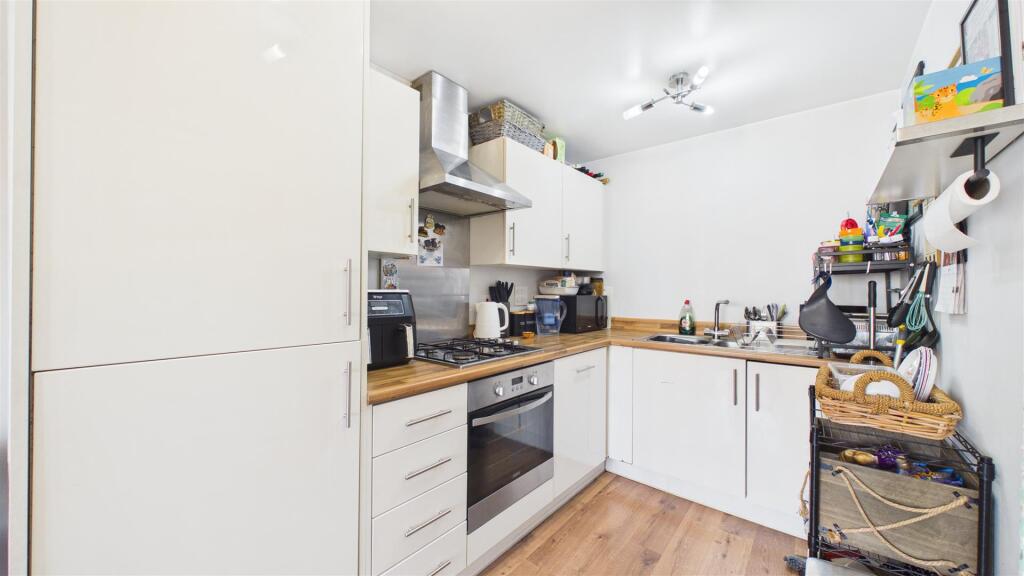 Apartment in East Hertfordshire, Hertford - View 4