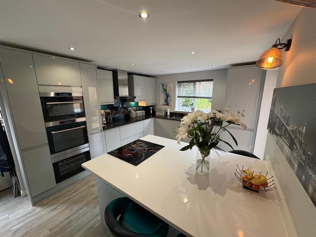 Wisteria Drive, Evesham photo 2