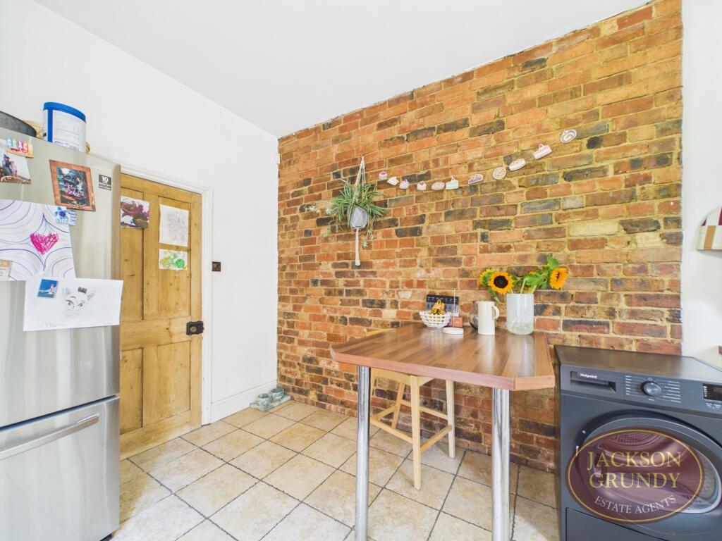 House in Northampton, West Northamptonshire - More