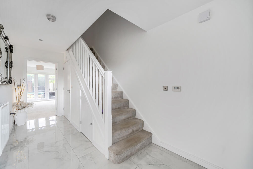House in Mole Valley, Fetcham - View 6