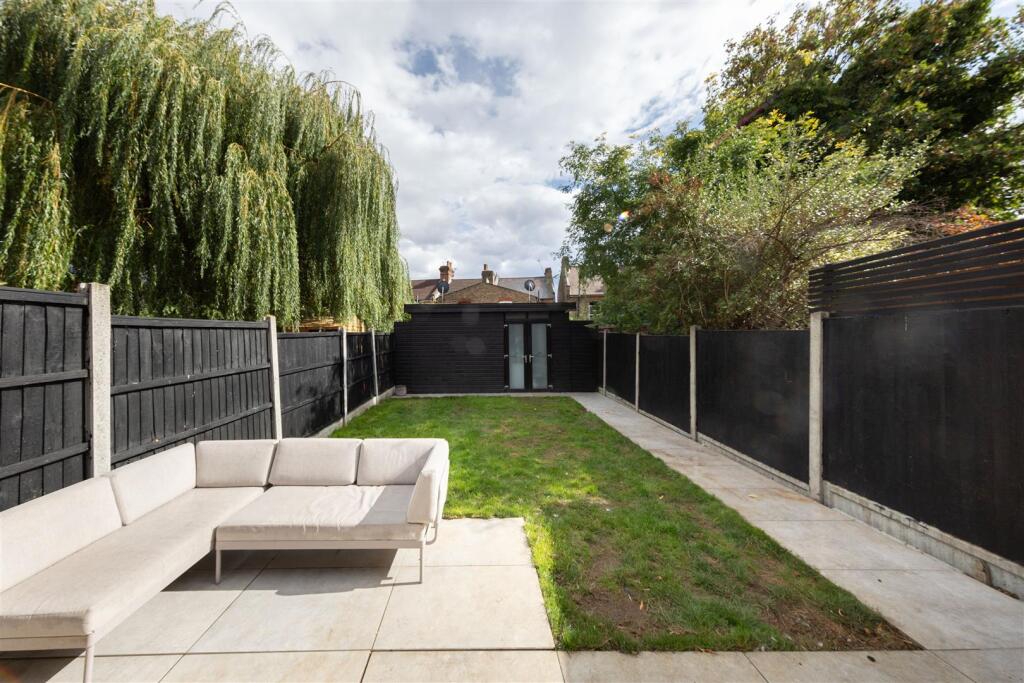 House in London, Central Highams Park, Highams Park - More