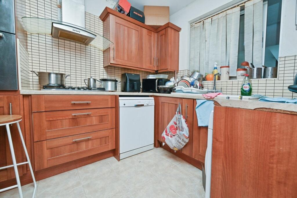 3-bed flat on Stonegrove, Edgware, HA8, £380,000