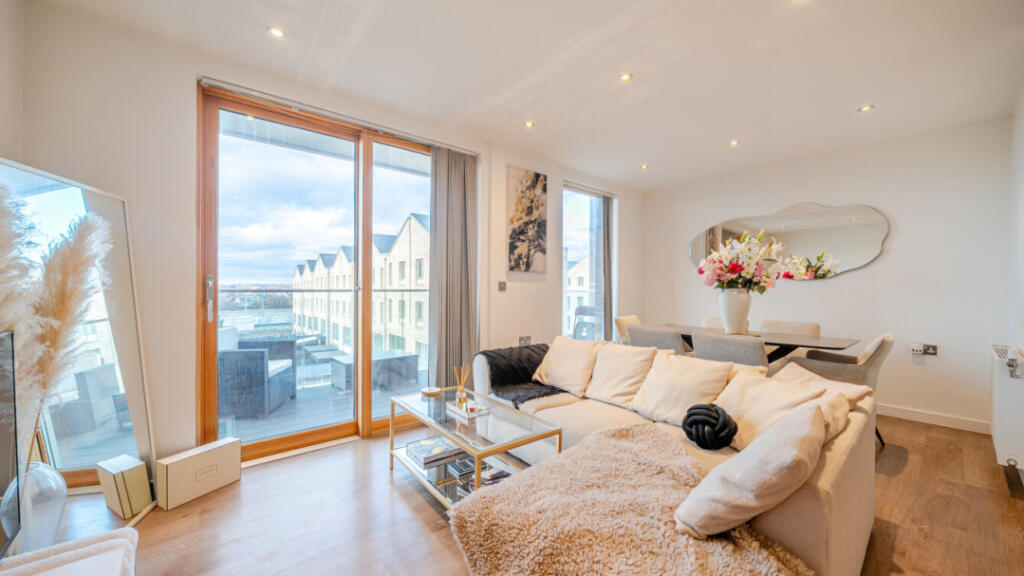 2-bed flat on Rhodes Mansions, Barking IG11 0YG, Barking, IG11 0YG, £340,000