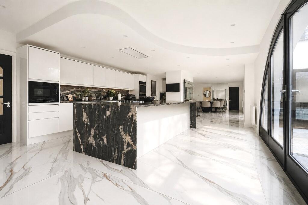 House in London, Totteridge - More