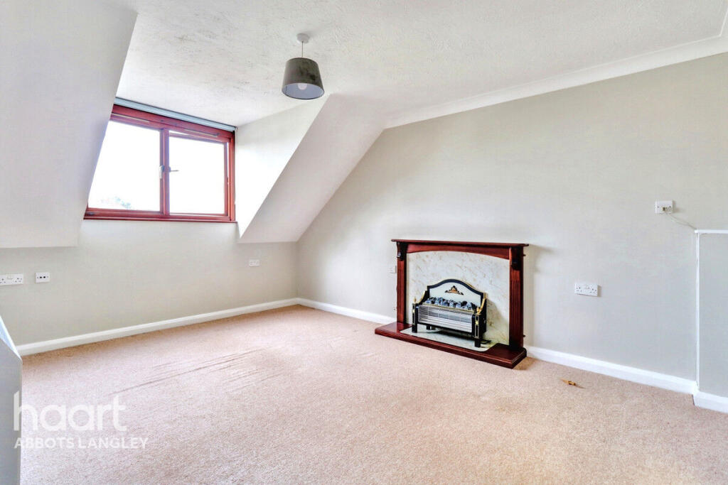 The Crescent, Abbots Langley photo 3
