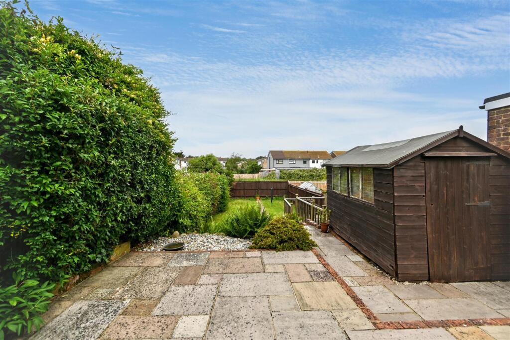 Astaire Avenue, Eastbourne photo 4