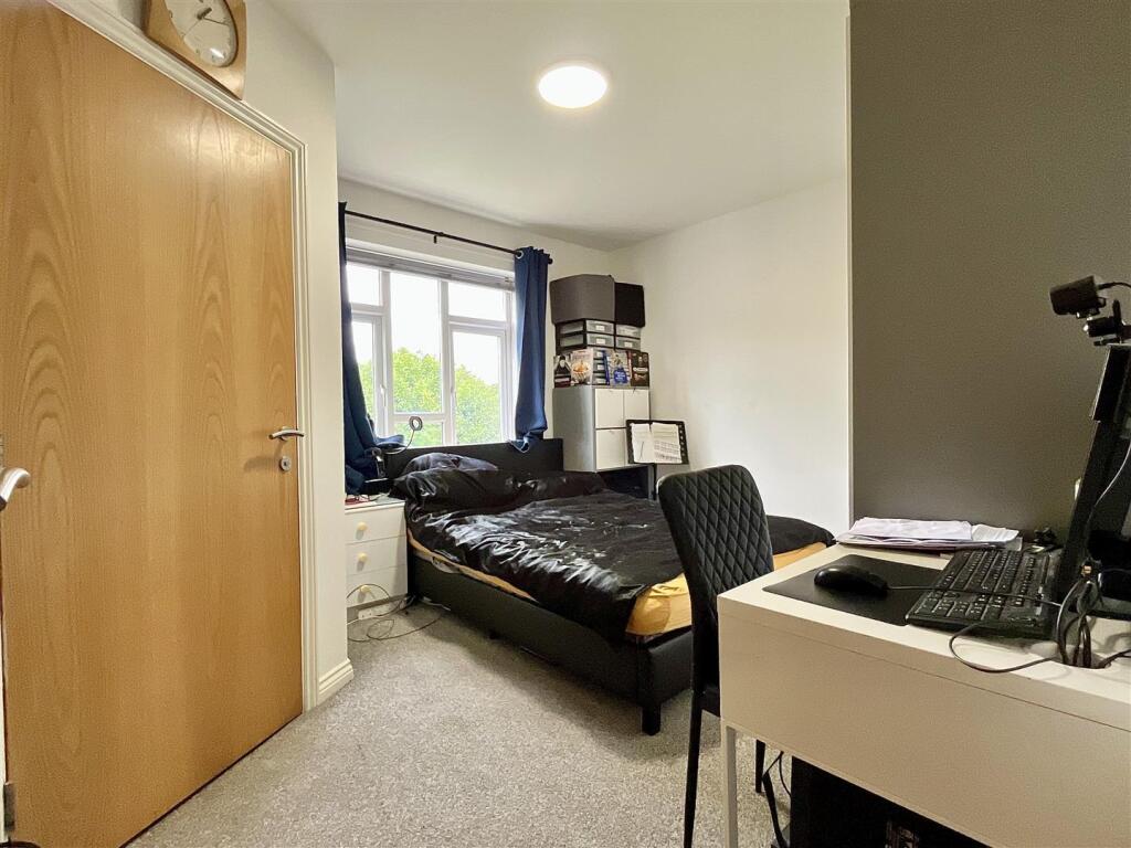 Apartment in Sutton Coldfield, Thimble End - More