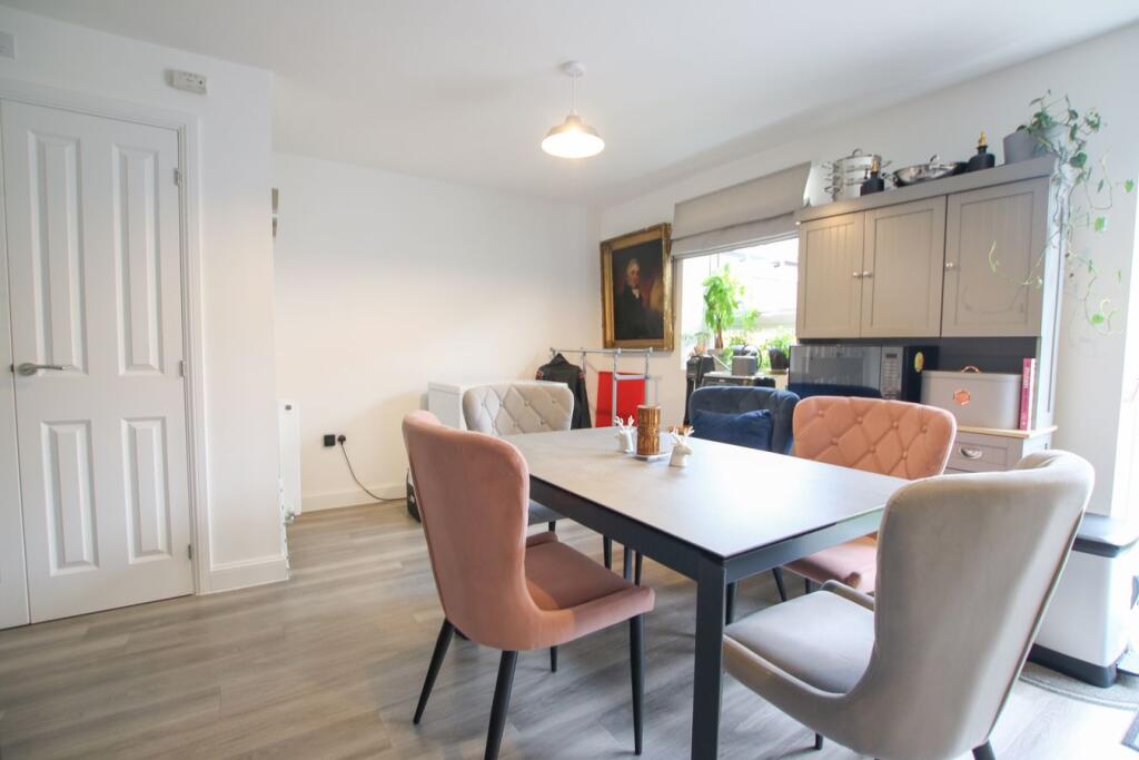House in Wokingham, Emmbrook - More