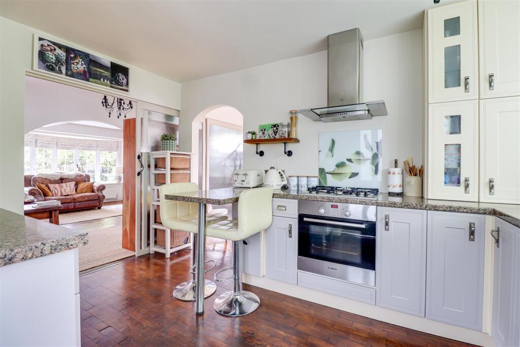 * STAR BUY * Arterial Road, Leigh-On-Sea photo 4