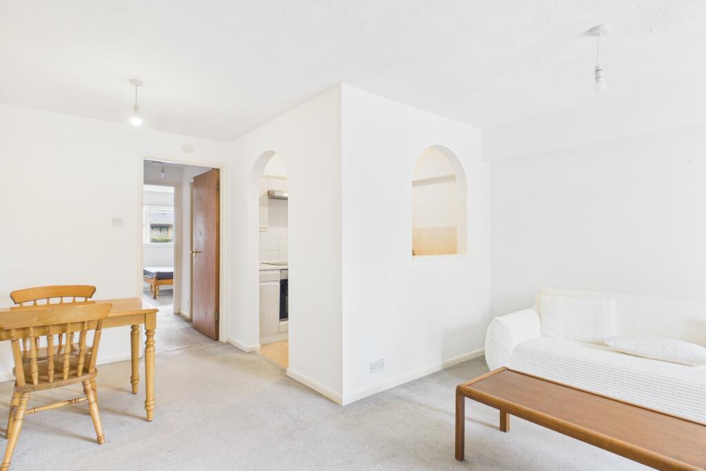 Apartment in Cambridge, Petersfield - View 3