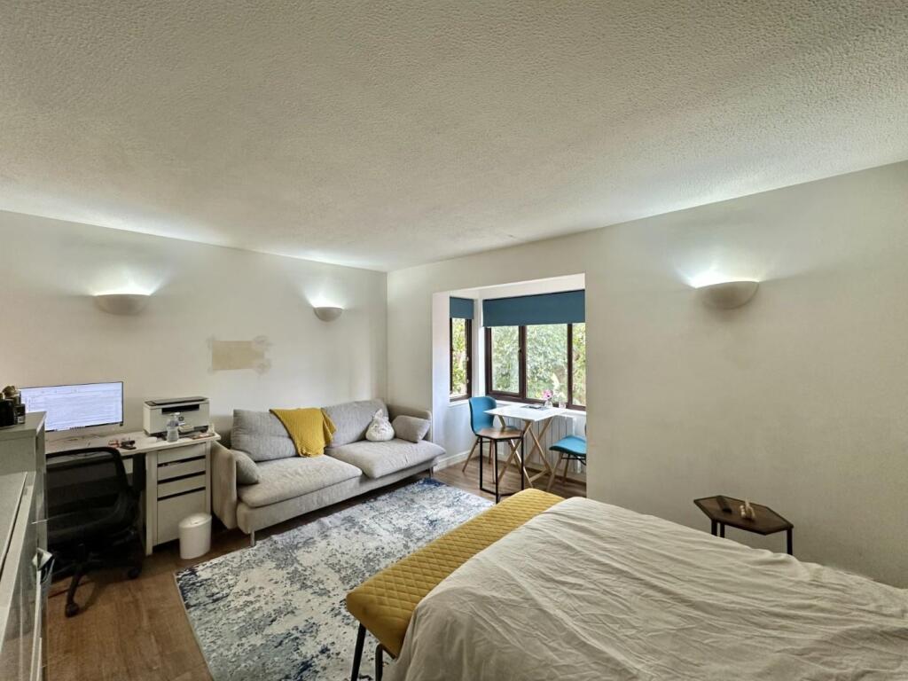 Studio flat on Pikestone Close, Hayes, £170,000