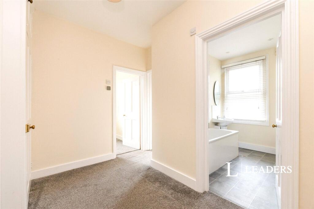 Apartment in London, Royal Borough of Kingston upon Thames - View 3