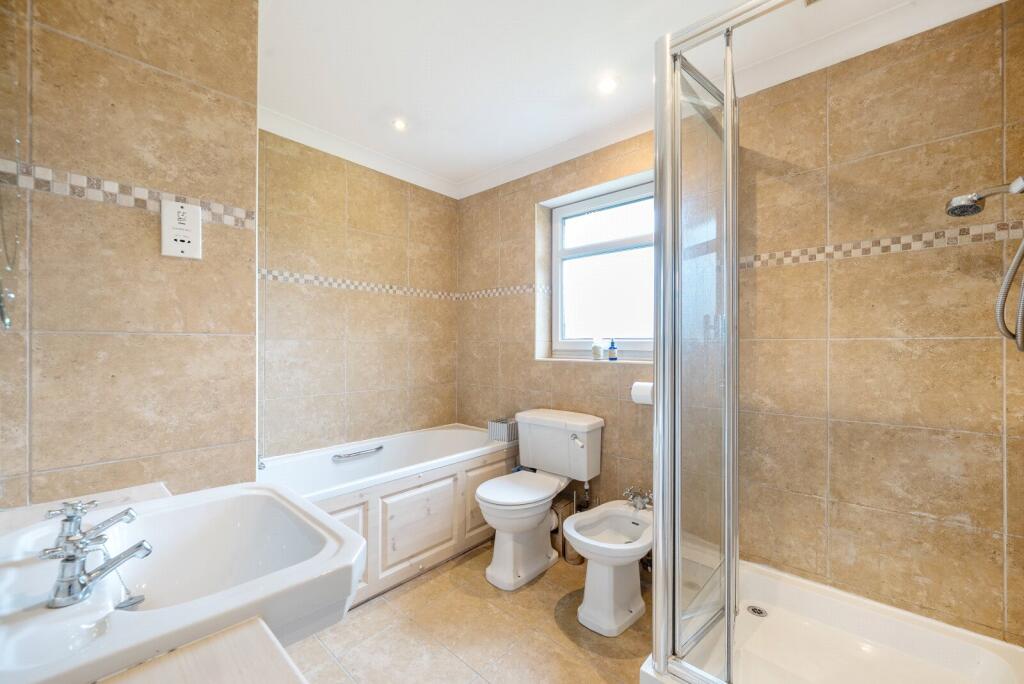 Carrick Gate, Esher, KT10 image 4